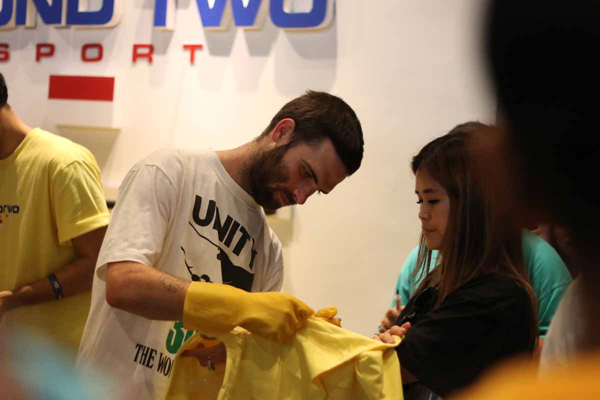 Sean juga mempraktikan Teknik Tie Dye kepada pengunjung